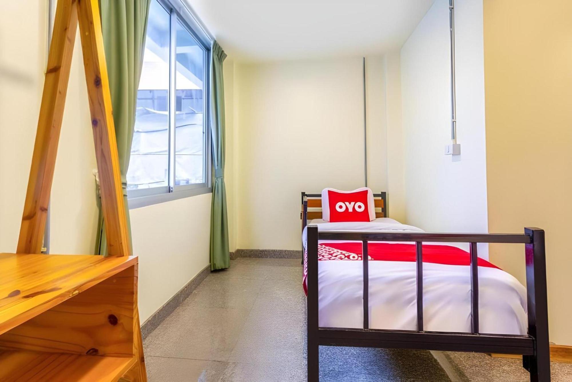 Oyo 928 Leaf Hostel Chiang Mai Exterior photo