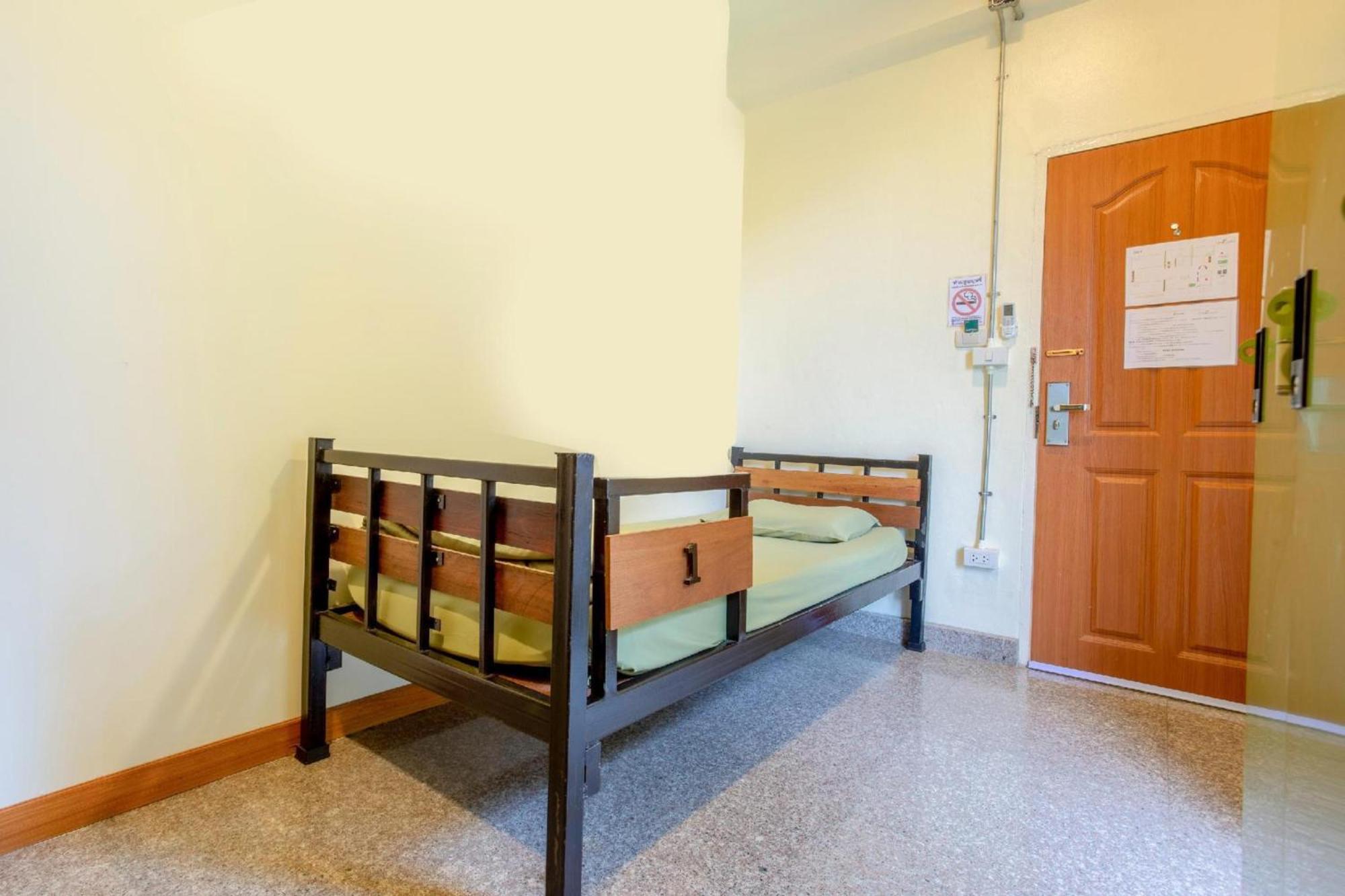 Oyo 928 Leaf Hostel Chiang Mai Exterior photo