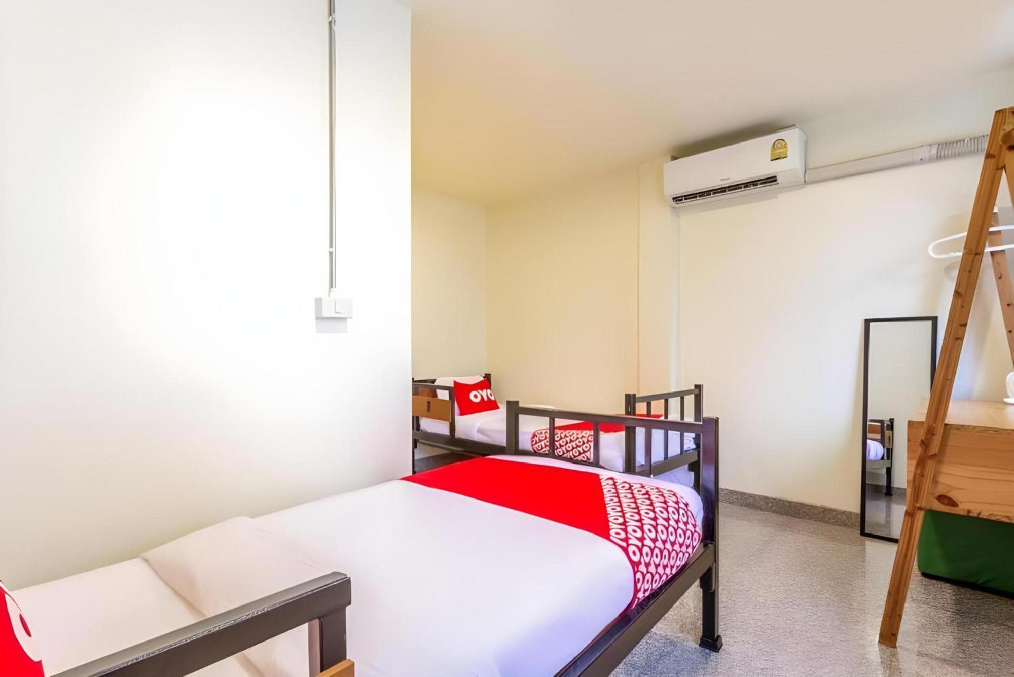 Oyo 928 Leaf Hostel Chiang Mai Exterior photo